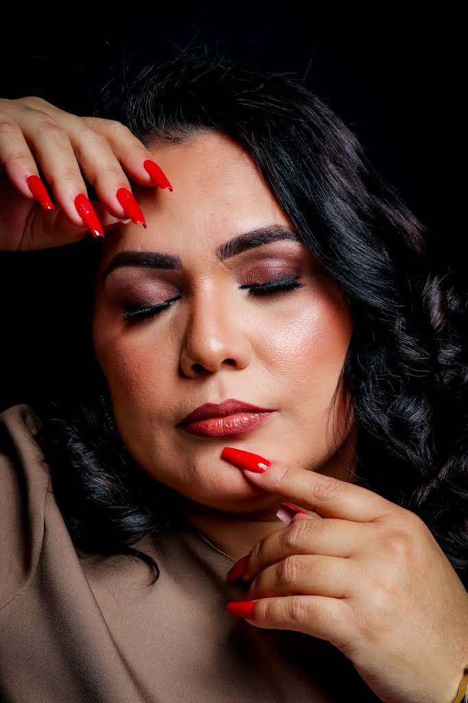 Fotografia oficial Bella Vieira, com esmaltação vermelha