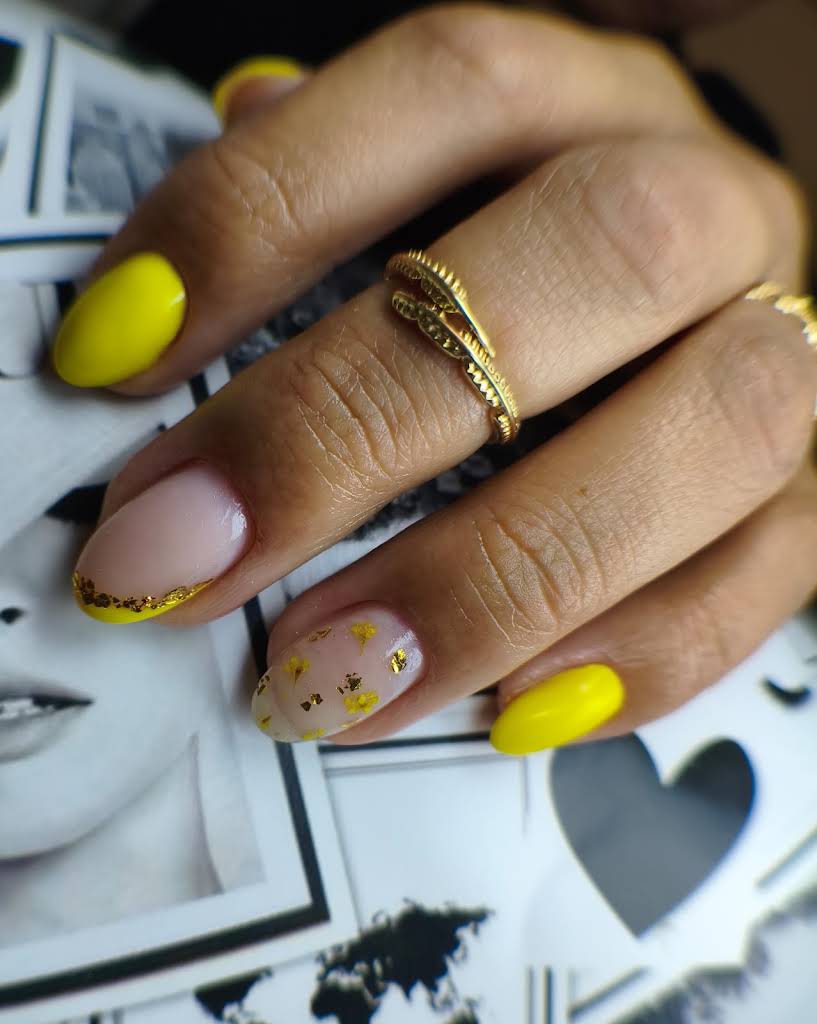 Unhas amarelas com nail art publicadas pelo studio