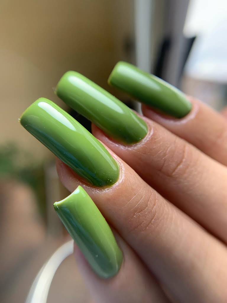 Unhas verdes com acabamento brilhante publicadas pelo Bella Vieira Studio